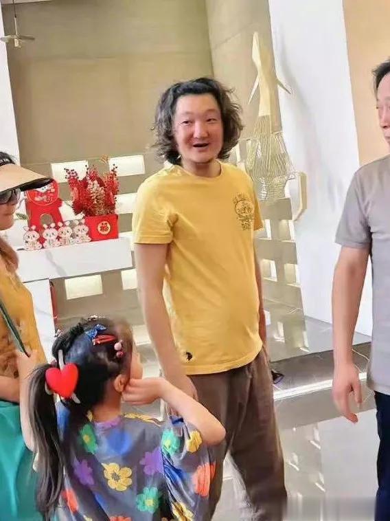 这就是当初董洁看上的王大治，真不知道董治看上他什么了。
据传他家底厚实，背景深，