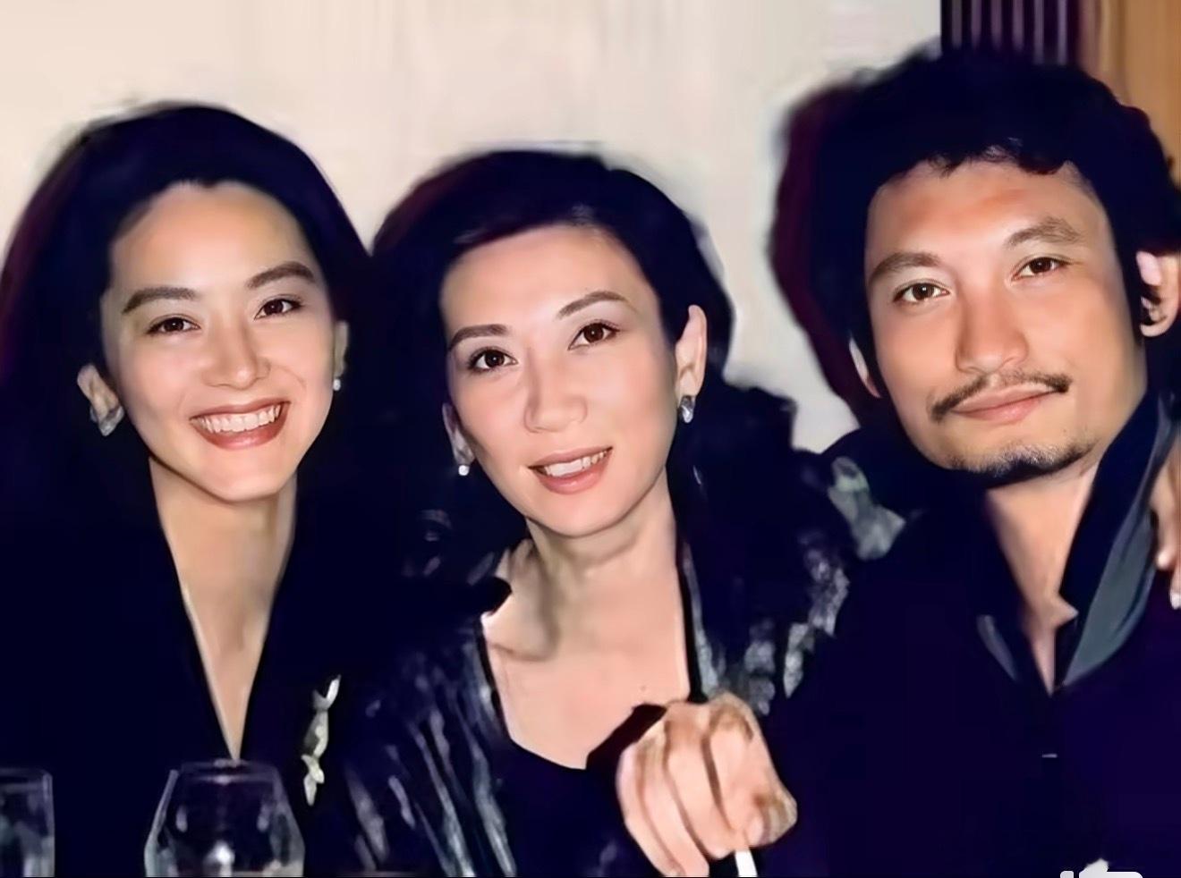 施南生1951年8月出生，徐克1950年2月，她比徐克小一岁半。两人1978年相