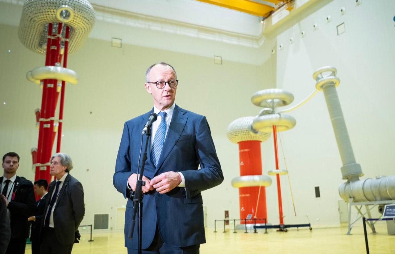 德国总理默茨访华，短短两天行程，临走前却突然改口，一番话让白宫脸色铁青。他究竟看