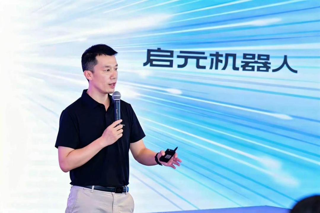 曾经只在展会、实验室亮相的人形机器人，如今走进了大众商场。上纬新材旗下启元机器人