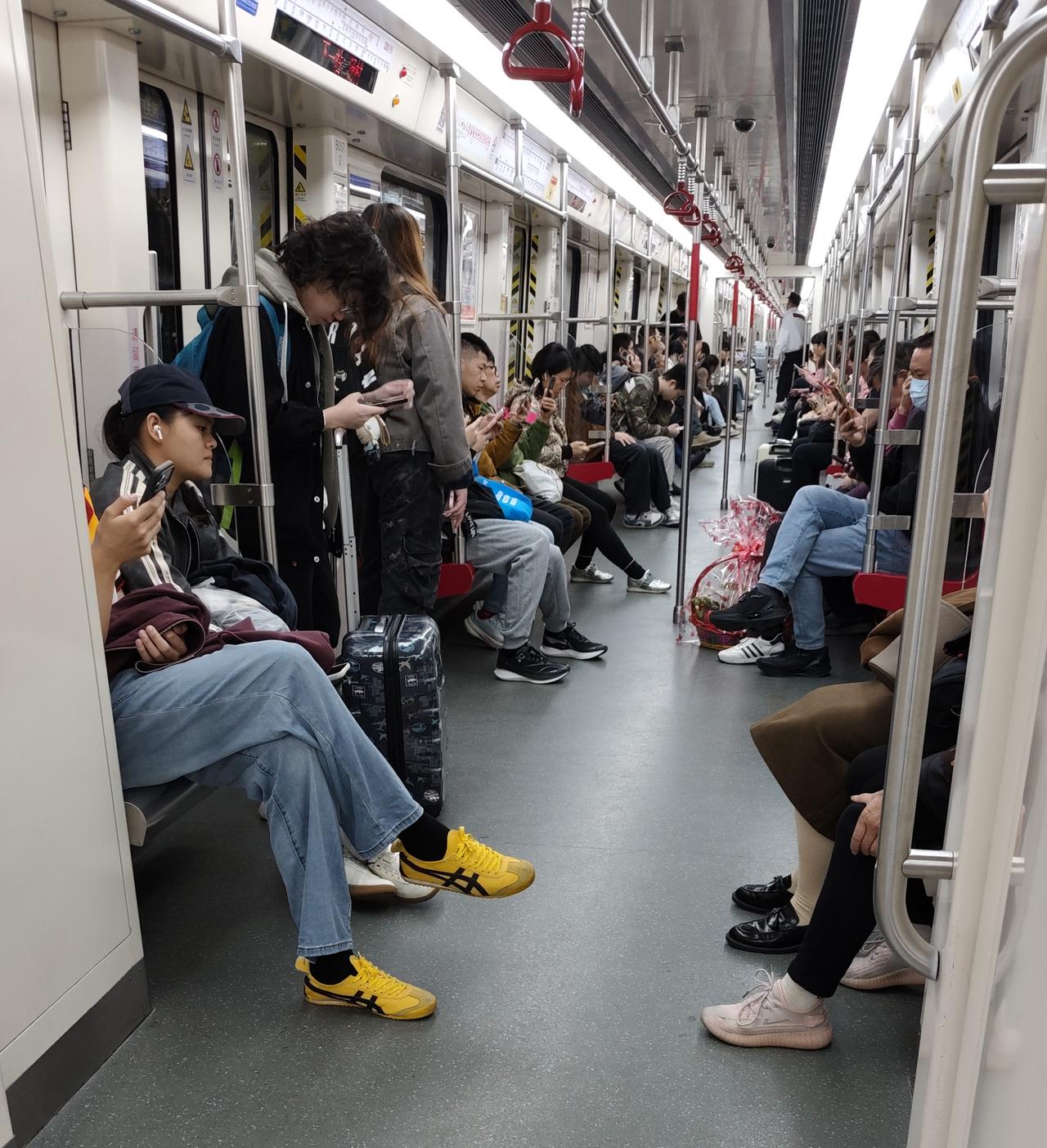 广州地铁21号线里面，我旁边有个靓女拿着手机用普通话问:你在哪里？我已经到了长平