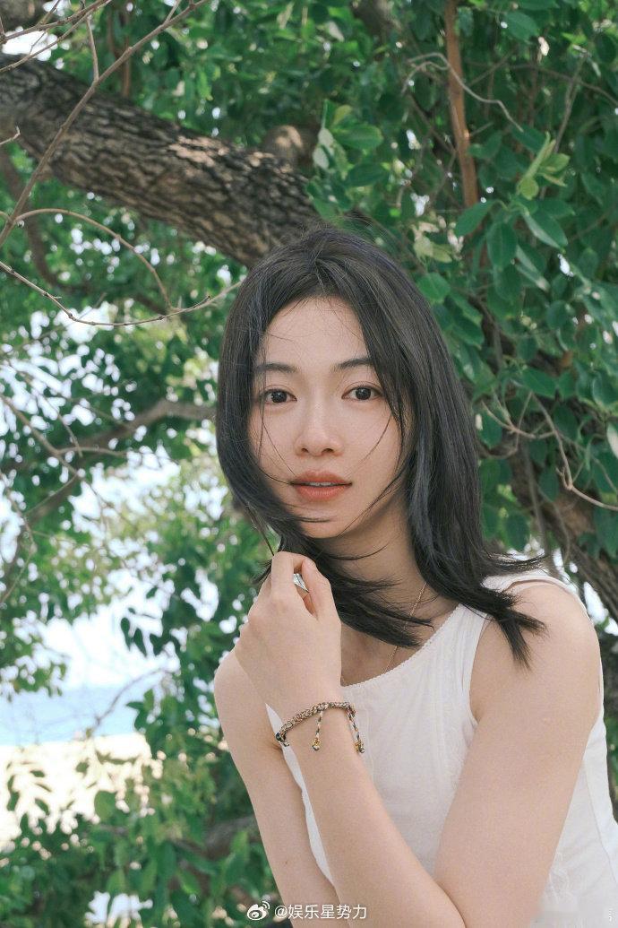 吴谨言 清纯野心家说情话吴谨言提前过上夏天了 白裙绿树 + 海风情话，吴谨言也太