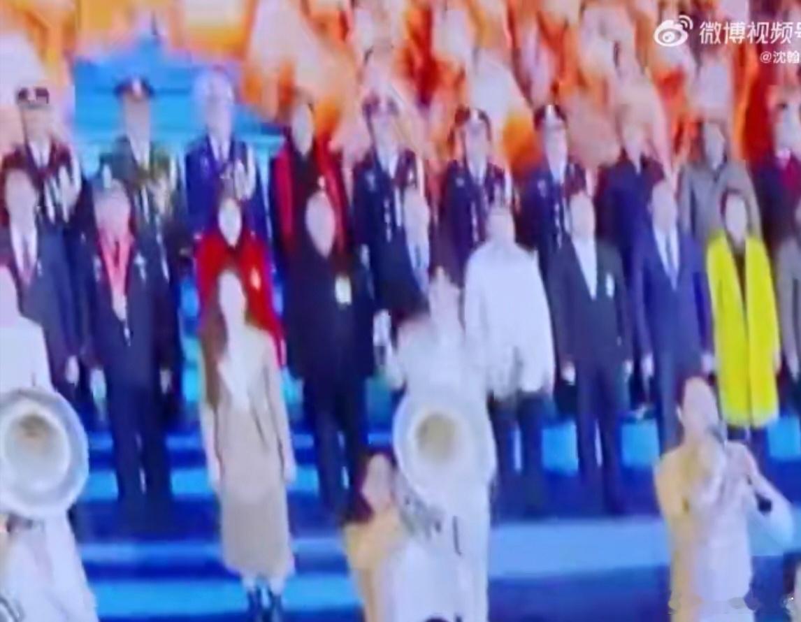 尤长靖悄悄给自己加了个油  在春晚后台的角落里，尤长靖偷偷为自己加油，那份对舞台