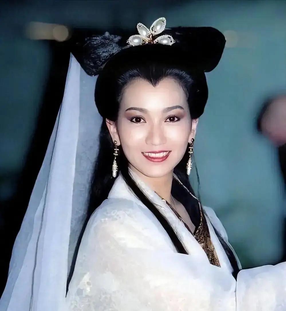 当年跟郑少秋的绯闻传得多难听，沈殿霞都带侦探去片场了；黄元申那封情书，更是让她被