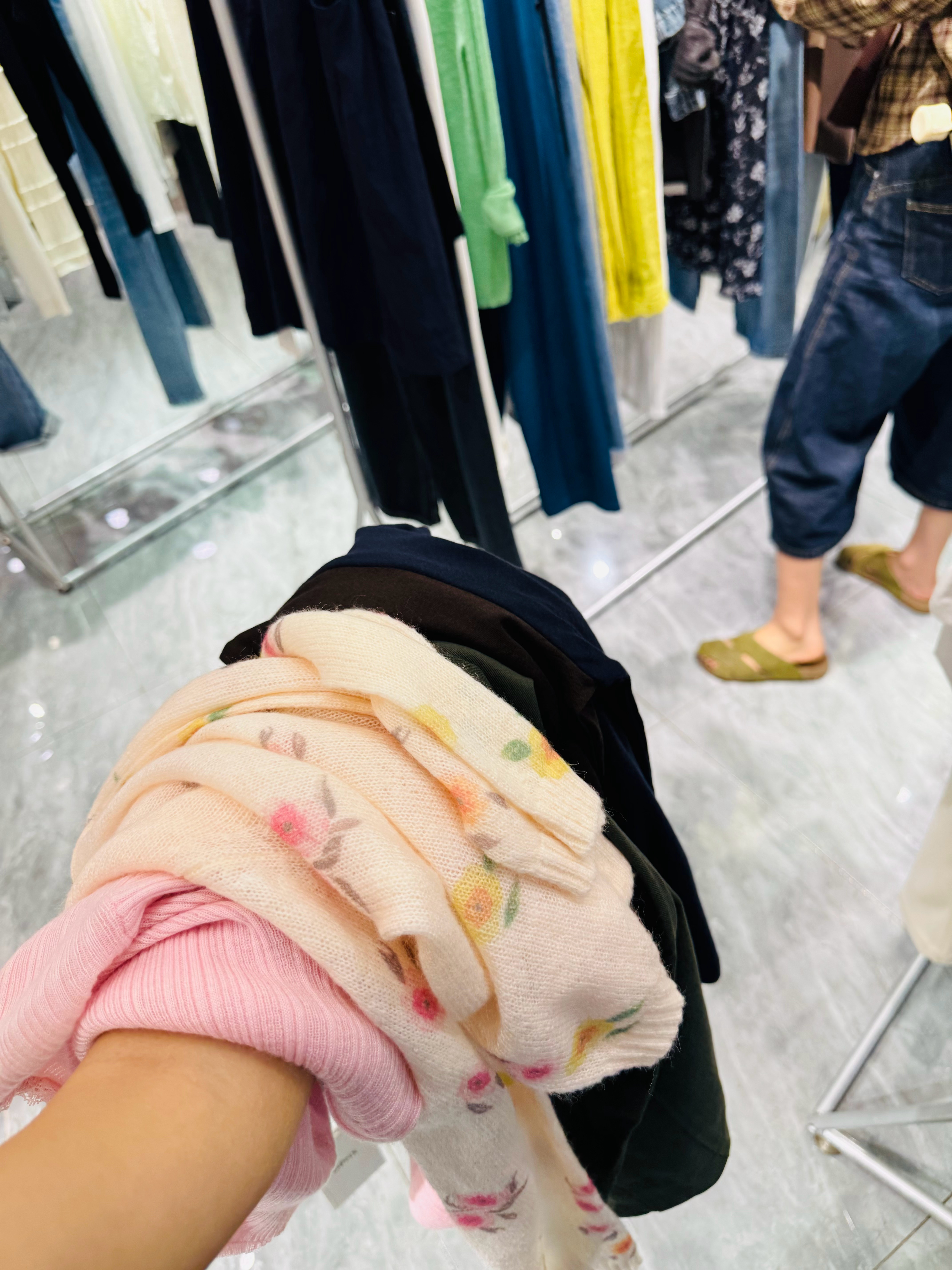 田栩宁AYORTOYS品牌全球代言人工作中 顾客说这个这个这个我试一下 我说好[