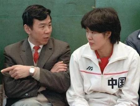 中国女排历史上最伟大的教练之一是袁伟民。他在1980年代初期担任中国女排主教练，