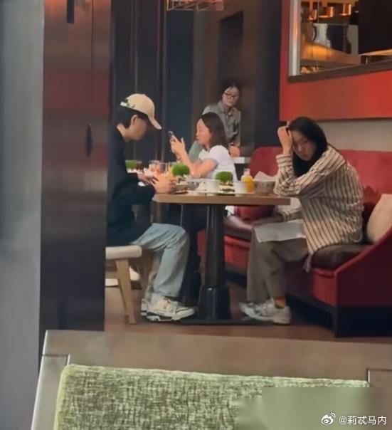 许嵩跟冯禧这事，我劝你们别看表面。 一个初代网络歌手，一个新生代主持人，搁娱乐圈