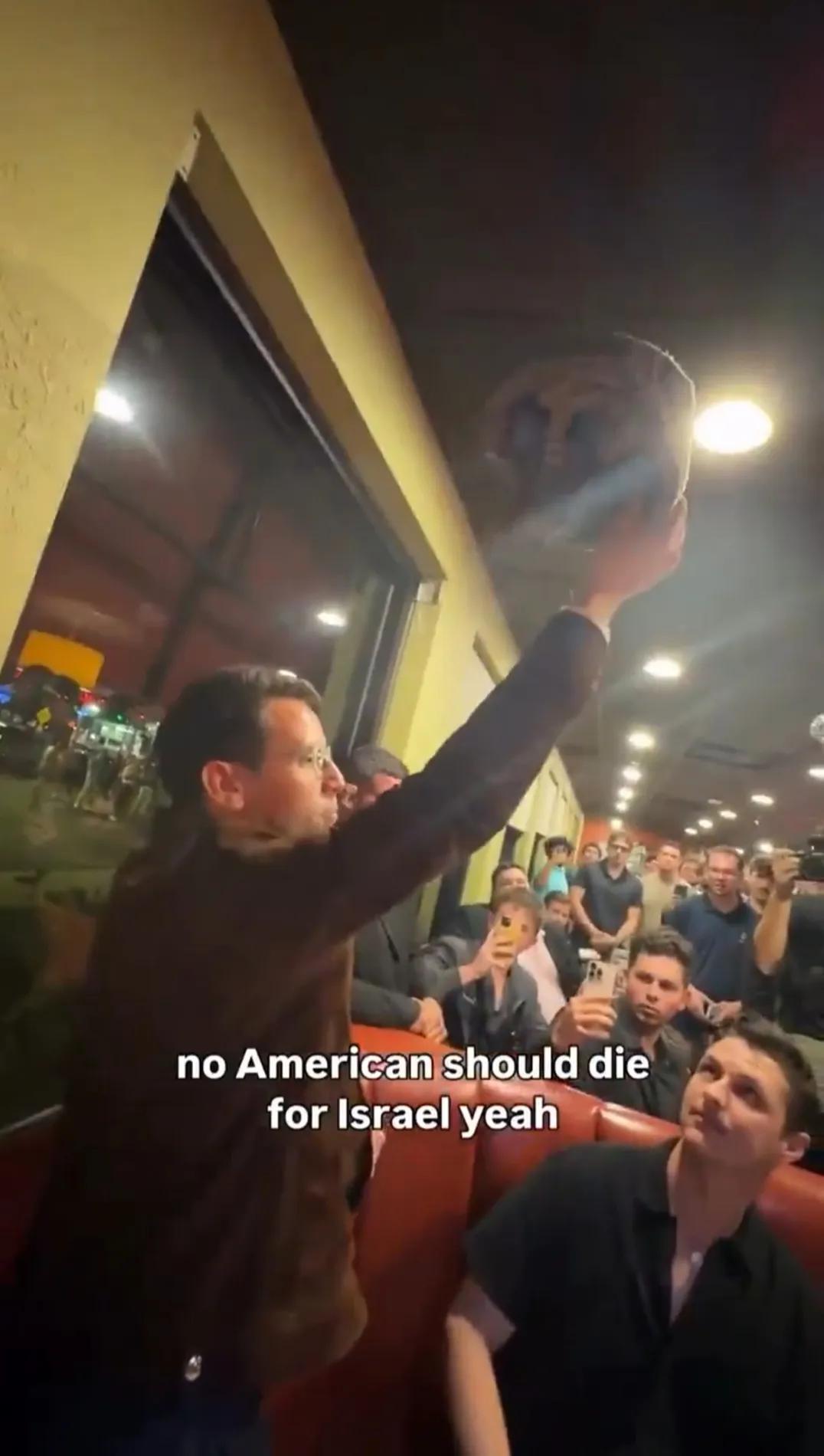 美国共和党佛罗里达州州长候选人詹姆斯·菲什巴克表示，一位海军陆战队预备役士兵请求