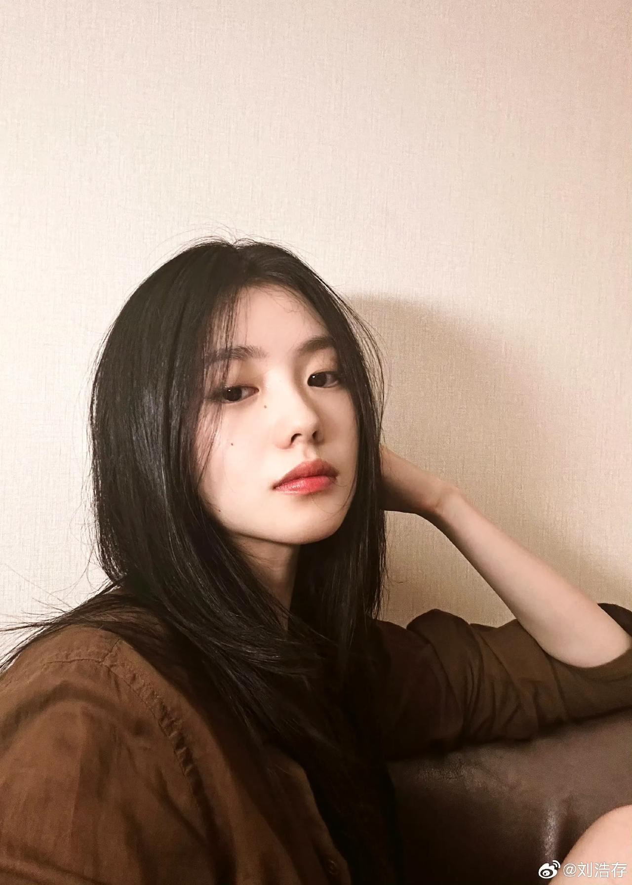 今日份新鲜的刘浩存
长发飘飘，美丽动人