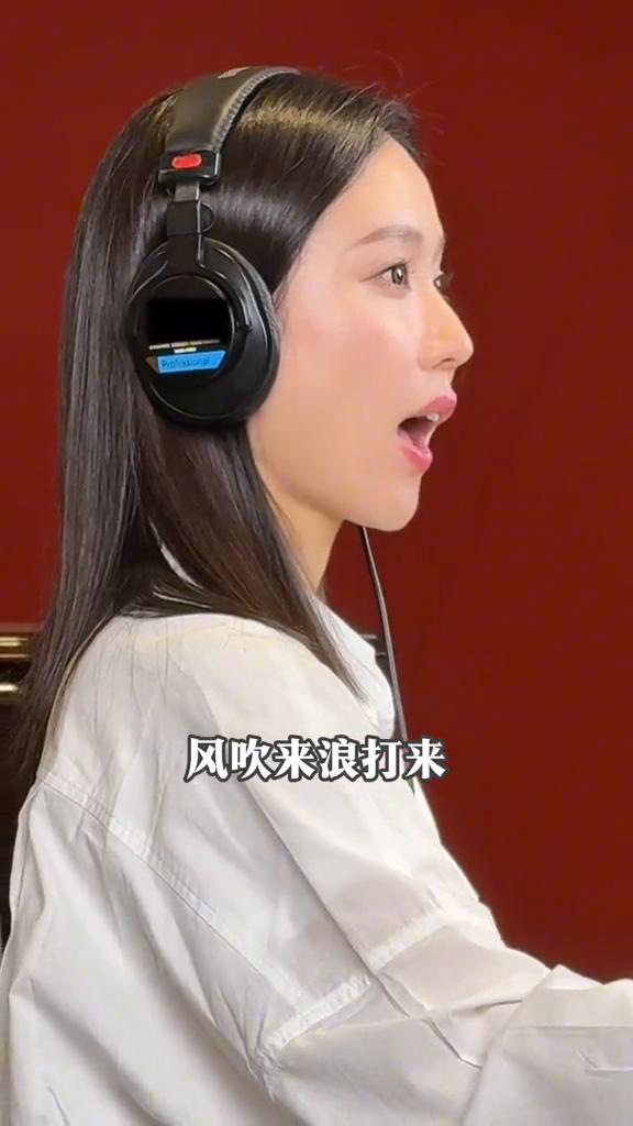 珊瑚颂。
演唱：杨西音子。
云来遮，雾来盖，云里云里雾里放光彩。风吹来，浪打来，