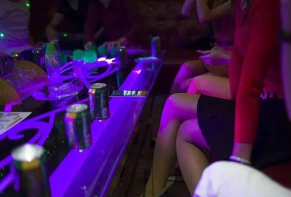 湖南长沙，36岁已婚男子想放纵自己，便约同事打牌、洗浴、饮酒，而后到KTV陪侍，