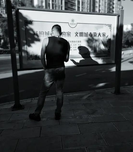 有南方人问我，在北方，爷们儿和老爷们儿，这两个词到底有什么区别？

这两个词确实