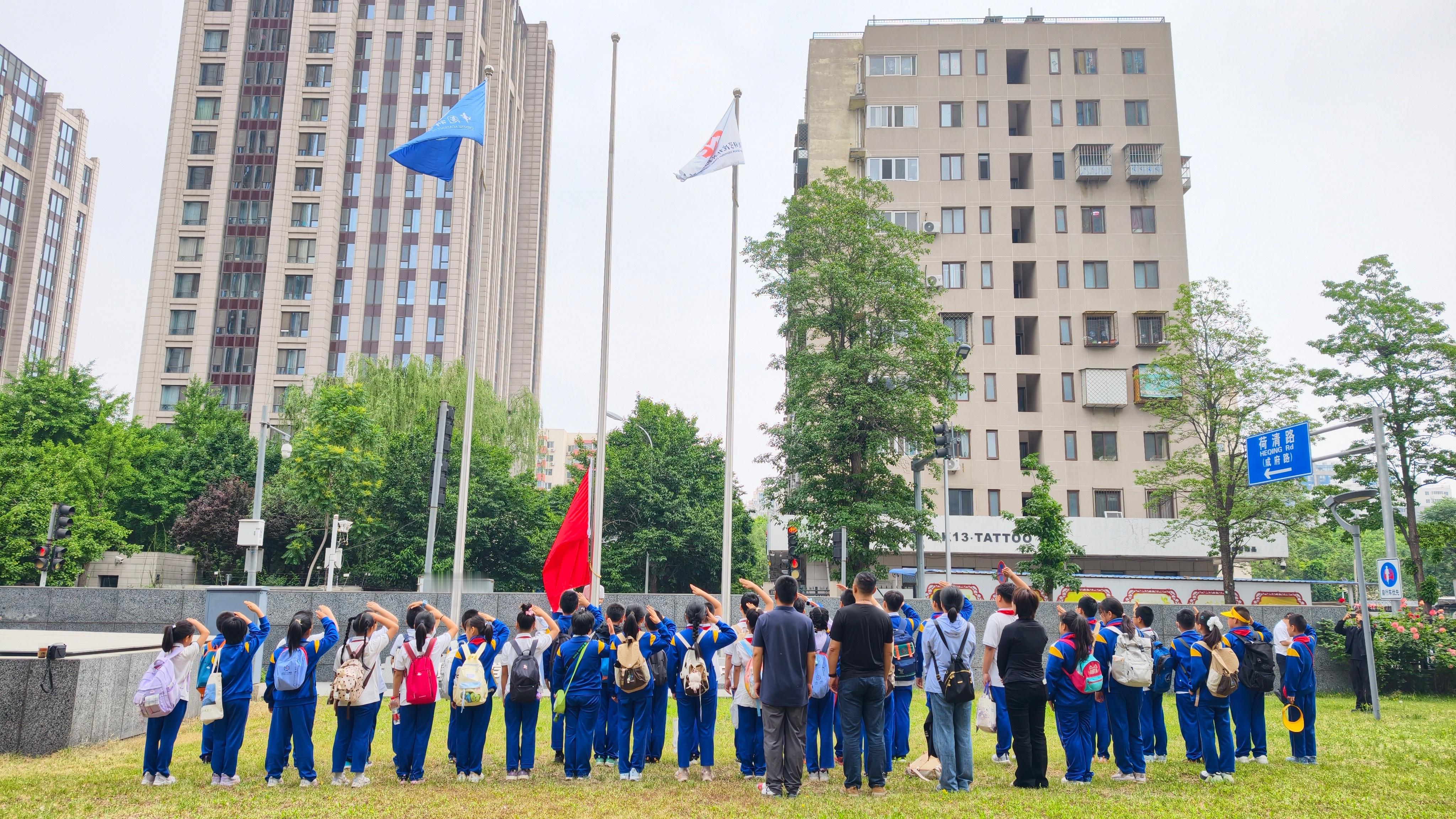 公众科学日 今天，中国科学院多地院所在公众科学日活动开始前举行升旗仪式，以庄严仪