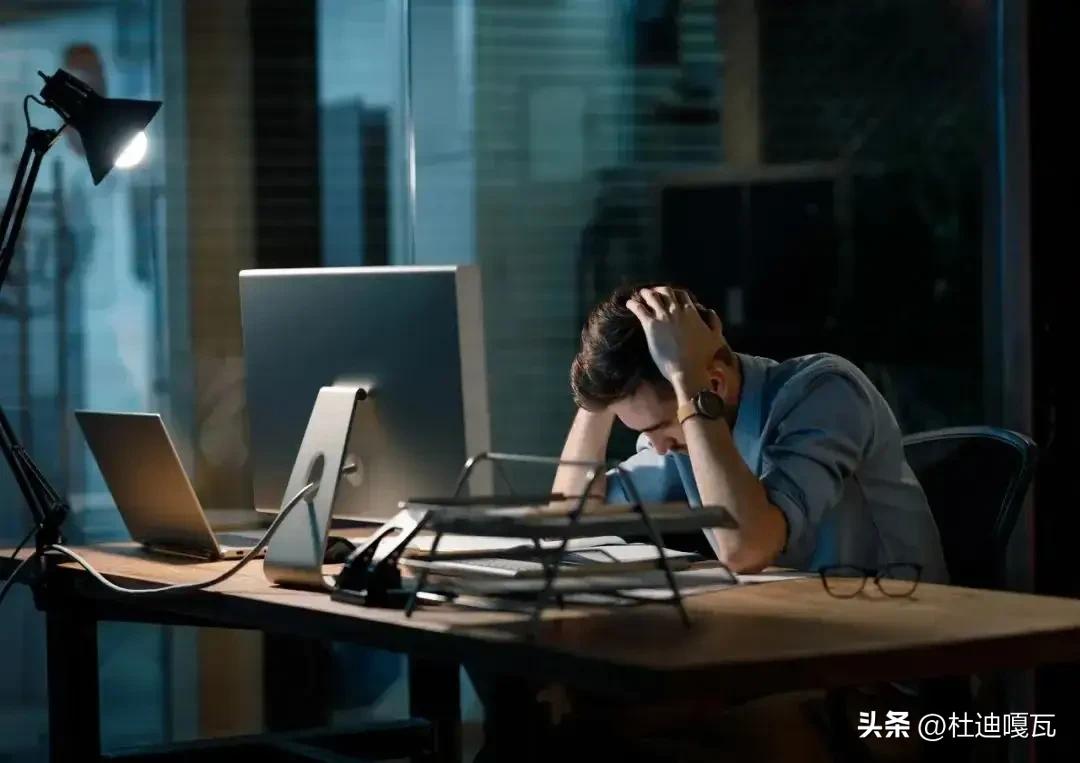 不要让大家觉得，八小时工作制是个奢望，这是劳动法里边明文规定的，目前，一些大厂摒