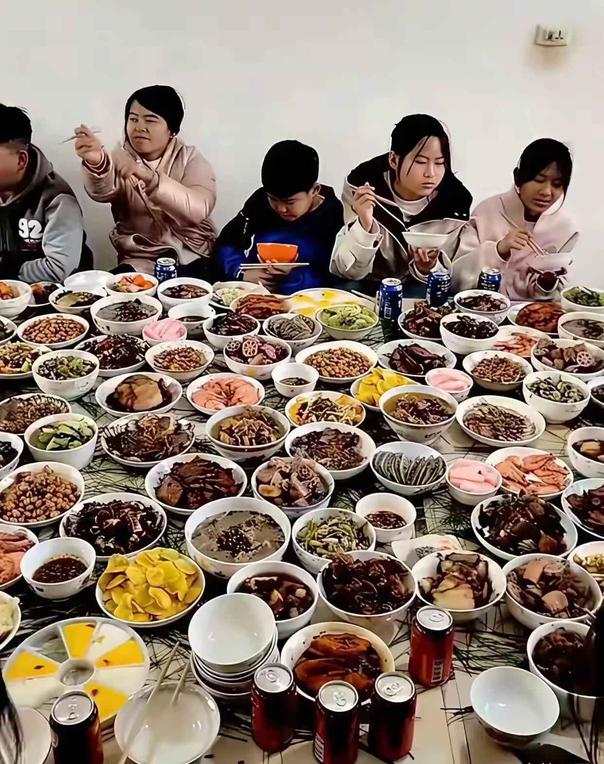 这个年夜饭不提倡，这不是年夜饭了变味了，这是啥玩意儿啊！这不是吃的，是展览品，这