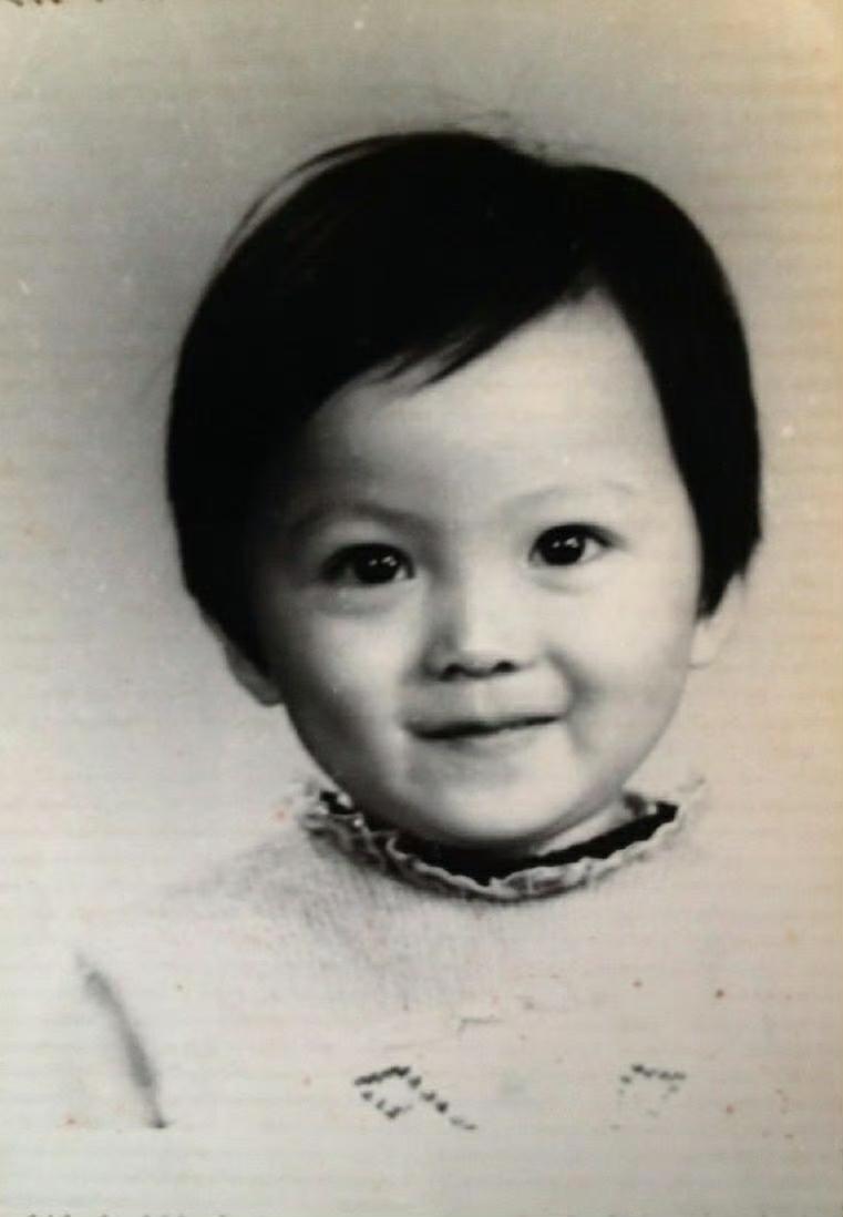 姚贝娜童年照，这一张照片拍摄于上世纪80年代中期，地点在湖北武汉的家中照相馆。