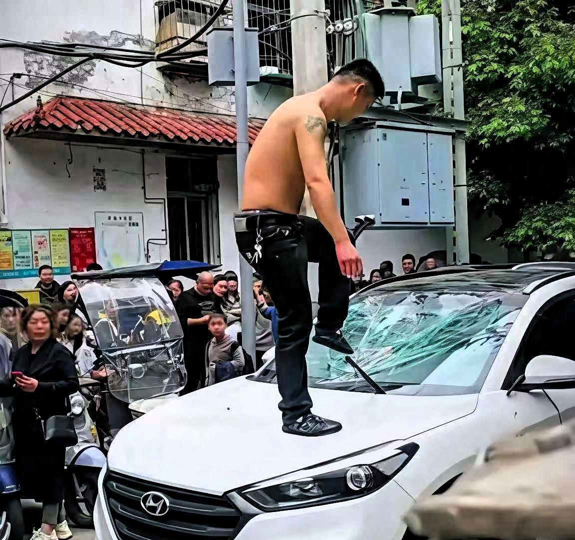 四川阆中33岁砸车的那个事儿，我又去查了一下，一查气得拍断大腿，他有一个比砸车更