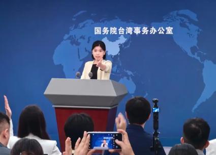 最近，美国科技圈冒出一个挺有意思的现象。
 
那些常年只关心算法迭代、芯片制程和