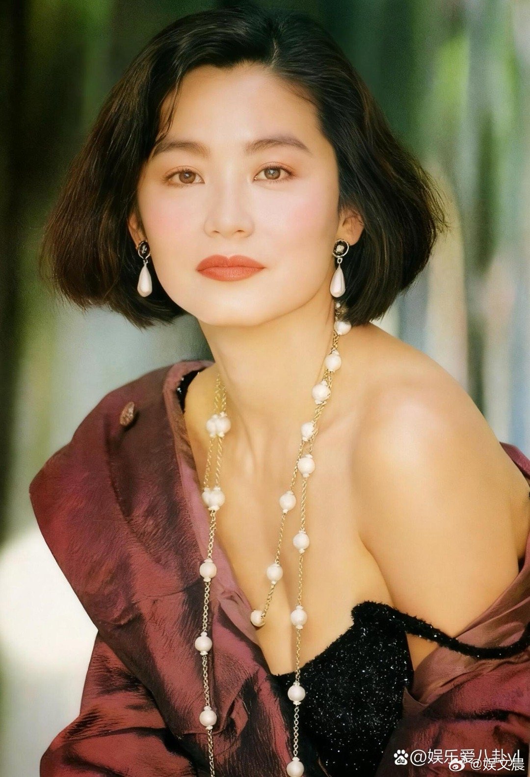 林青霞的五官生得精致又大气，眉眼清澈有神，鼻梁挺拔有型，唇形温婉端庄，每一处都恰