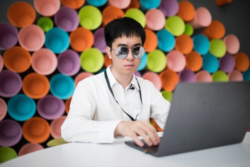 普通人创业真的难。人社部数据显示，十年来我国城镇新增就业年均超 1300 万，其