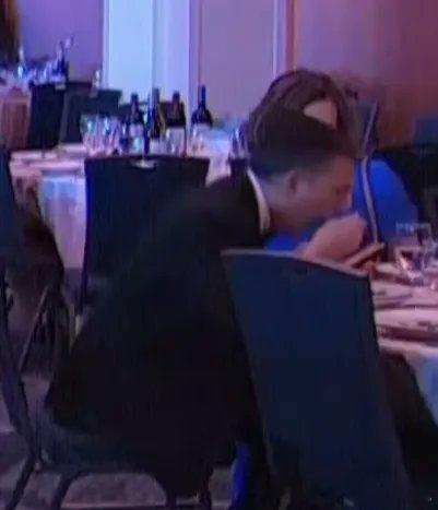 大部分美国社会名流都跑了，只有他两耳不闻窗外事，还在一个劲儿地狂炫。消息来源：白