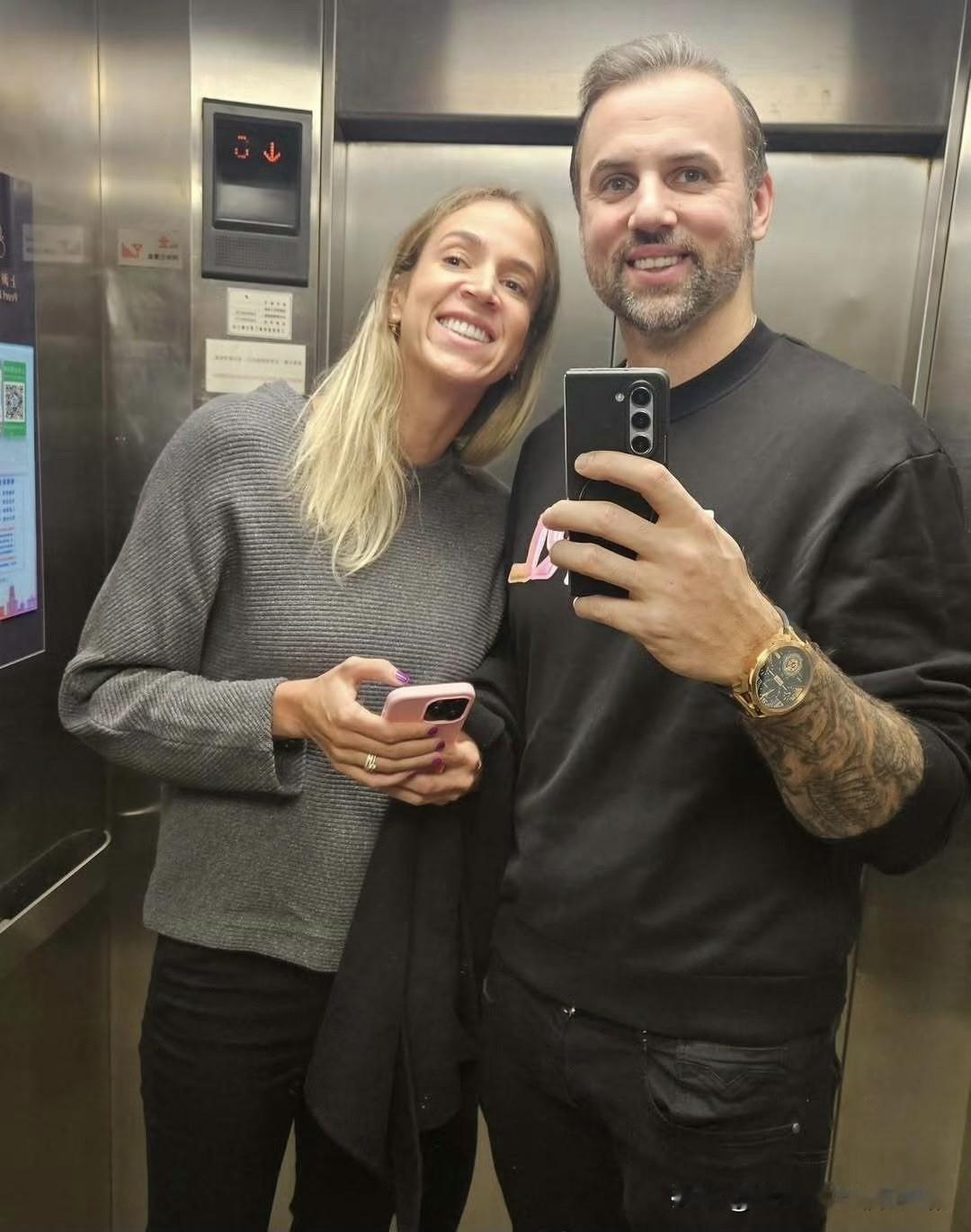 格罗泽和哈娃在上海。

他说自己十年前就非常喜欢这个城市，现在更爱它了