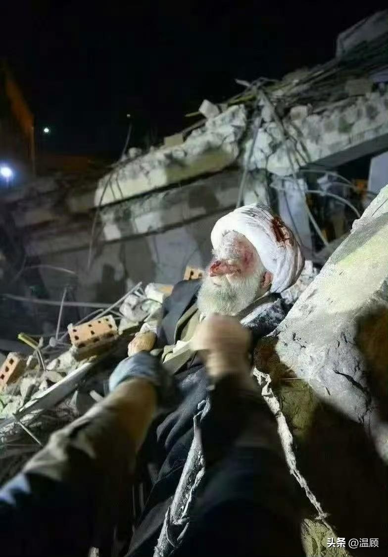 哈梅内伊行踪被泄露，应该发生在通知总司令等高官开会的阶段。哈梅内伊行踪泄露，根本