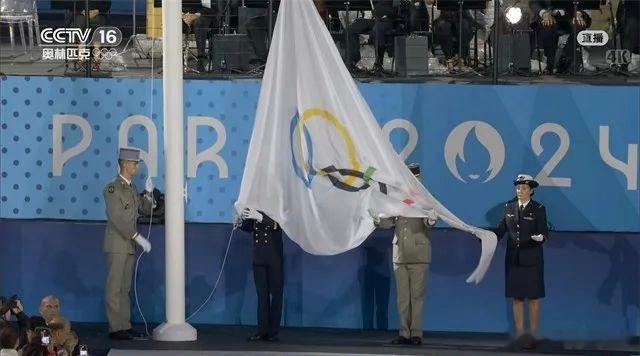 #奥运五环旗挂反了#他们是不是没有彩排[笑cry]看起来好像不是那么严谨呀[喵喵