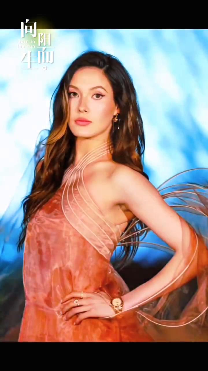 谷爱凌.美若精灵。
巴黎秀场，卢浮宫晚宴。
你要向阳而生/向上生长。
越过尘与烟