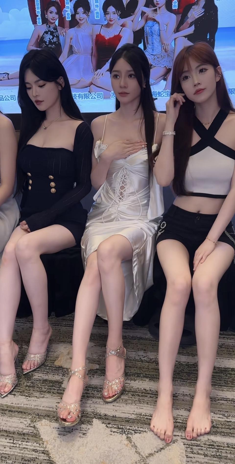 哈哈，这种“一群美女同框，看得眼花缭乱”的感觉，其实是大脑和眼睛被“信息轰炸”了