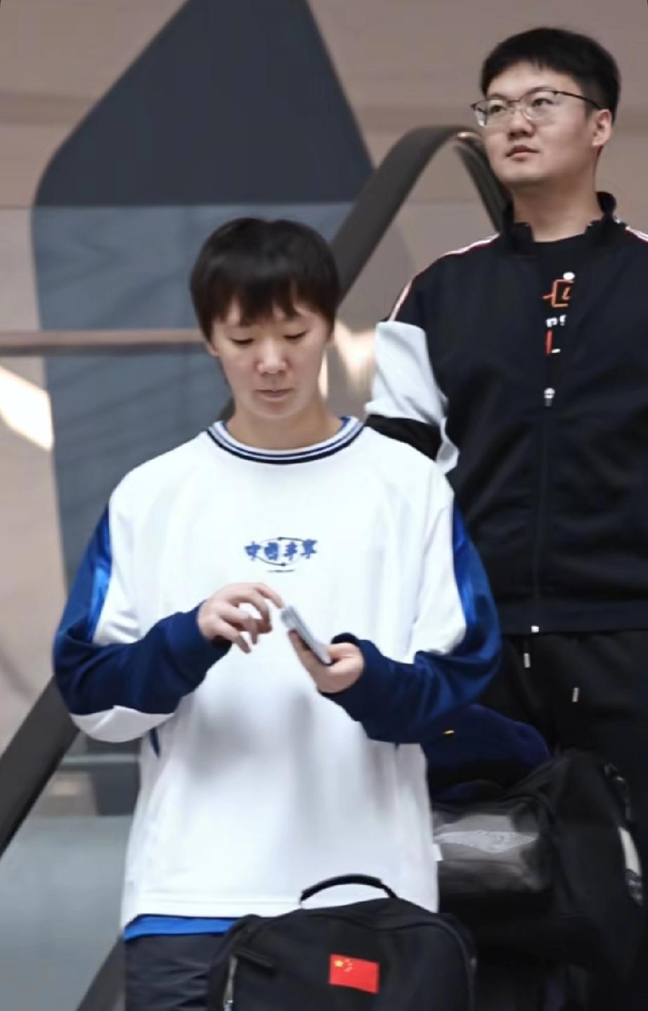 今日下午乘班车离开成都国乒训练基地，到达成都天府机场后办理飞澳门手续，准备飞往澳