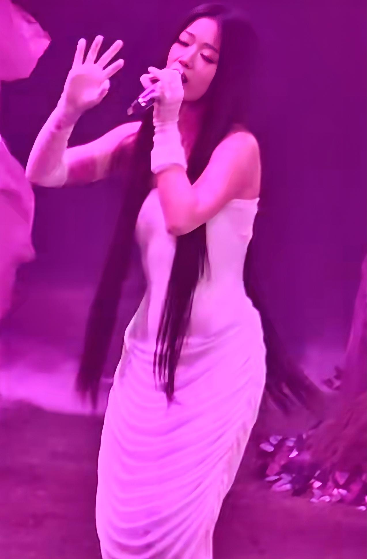 笑死！单依纯妹妹真的越来越飘了吗？

不是说她未经授权唱了《李白》

也不是说她