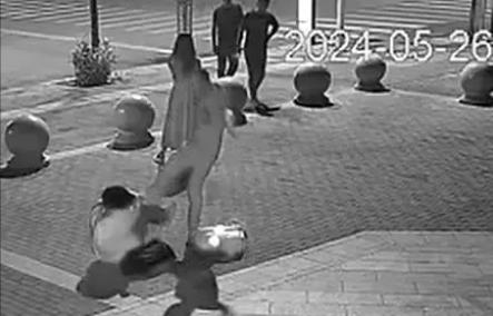 “果然不能多管闲事！” 山东聊城，男子看到有陌生男子当街殴打一名女孩，出于正义感