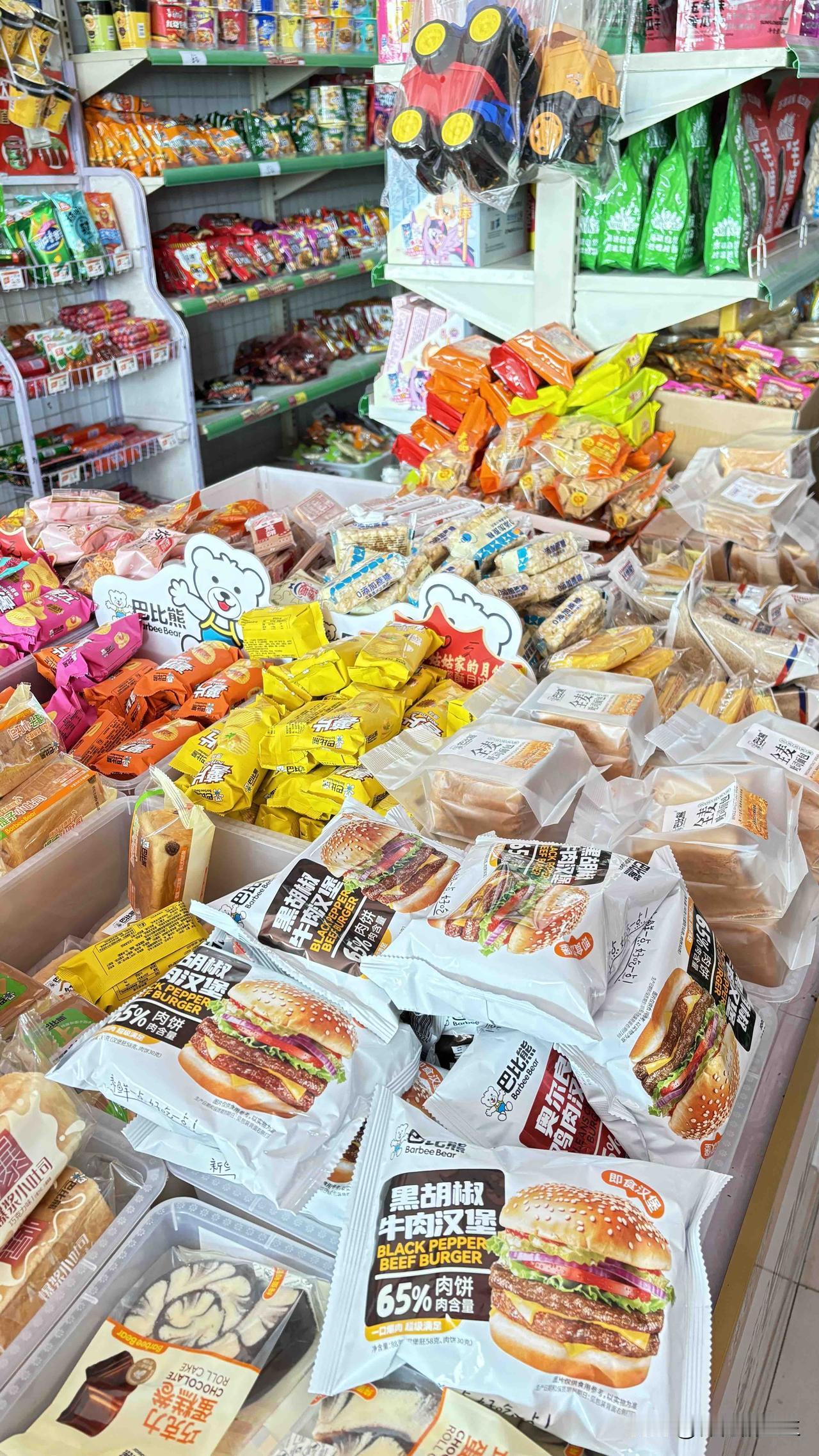 逛超市真的越逛越迷茫，货架上堆得满满当当的，零食、面包、速食汉堡摆了一地，看着种