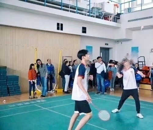 关于羽毛球🏸“国际部有一个大帅哥叫周丹尼尔，特别特别帅，当时他打羽毛球比赛整个