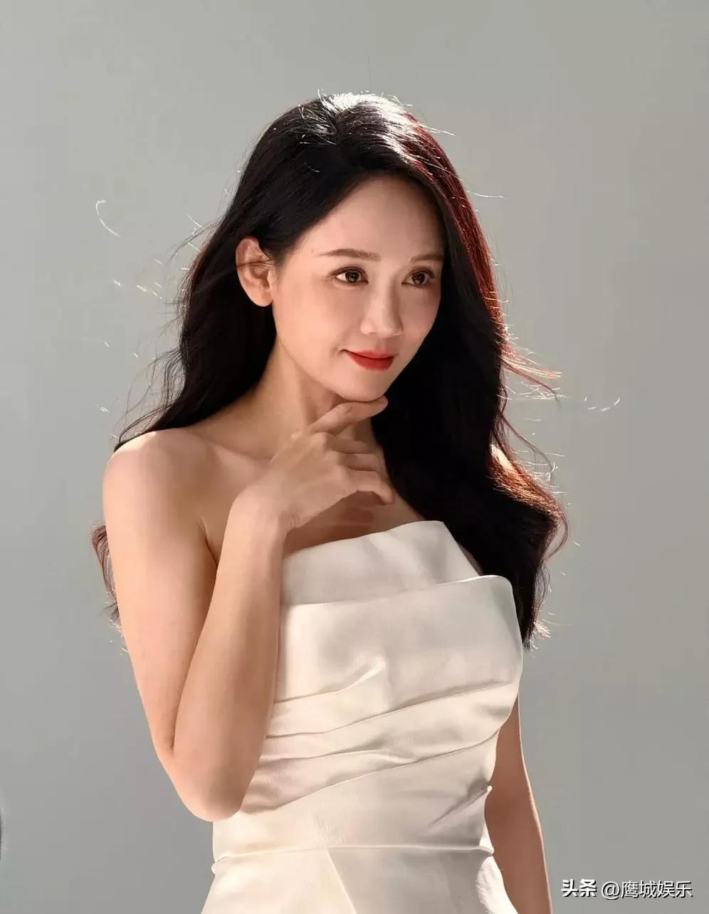 陈乔恩又双叒叕逆生长了！44岁穿抹胸裙美成"人间水蜜桃"
 
44岁陈乔恩甩出自