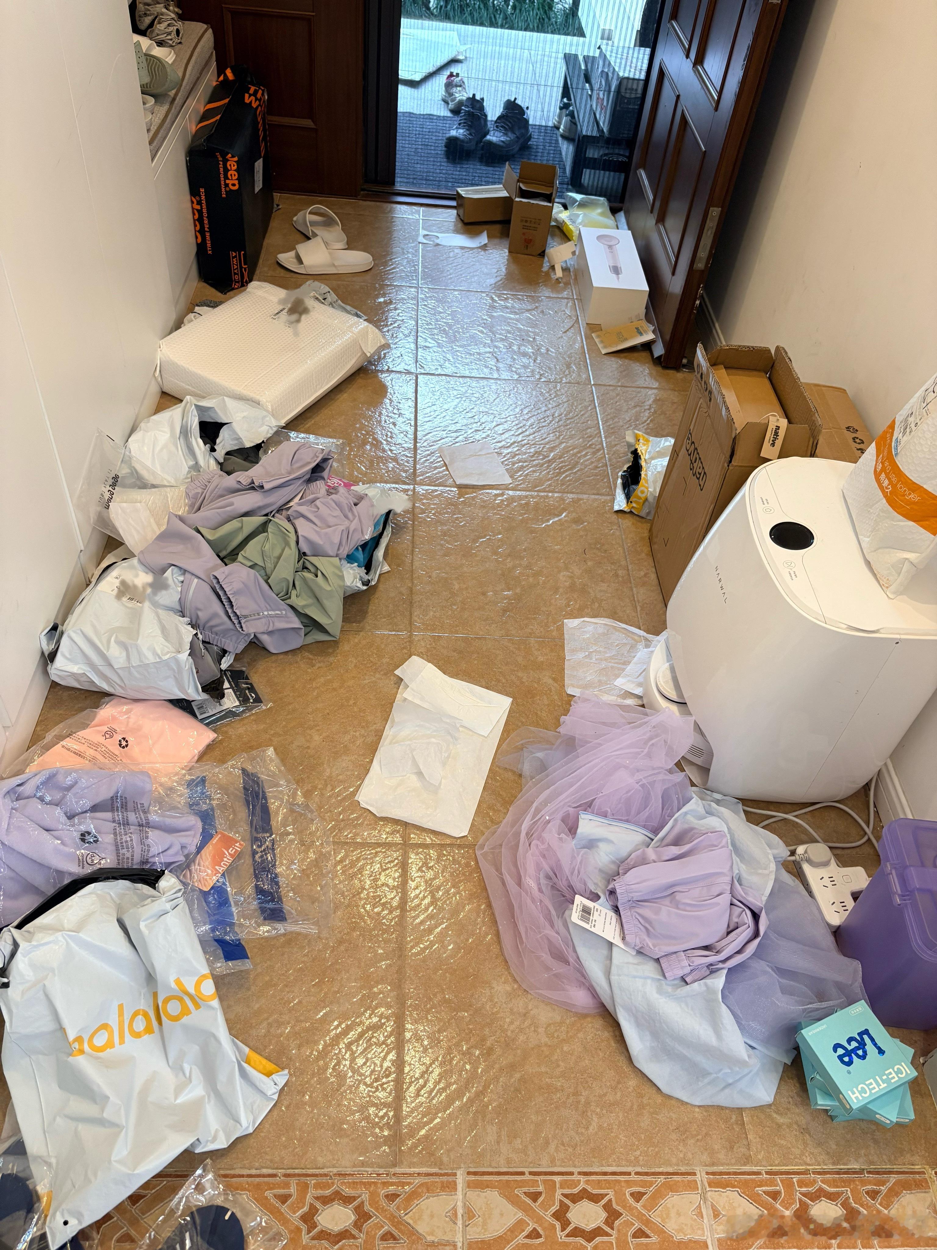 给他们两买了好多衣服回来试，现在一片狼藉。忘了给自己买，回来后找不到一条裤子穿，