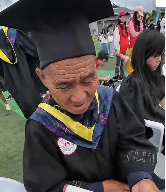 “这才是读书的意义！”近日，贵阳一大学本科男生“骗”农村70岁的老父亲来参加他的