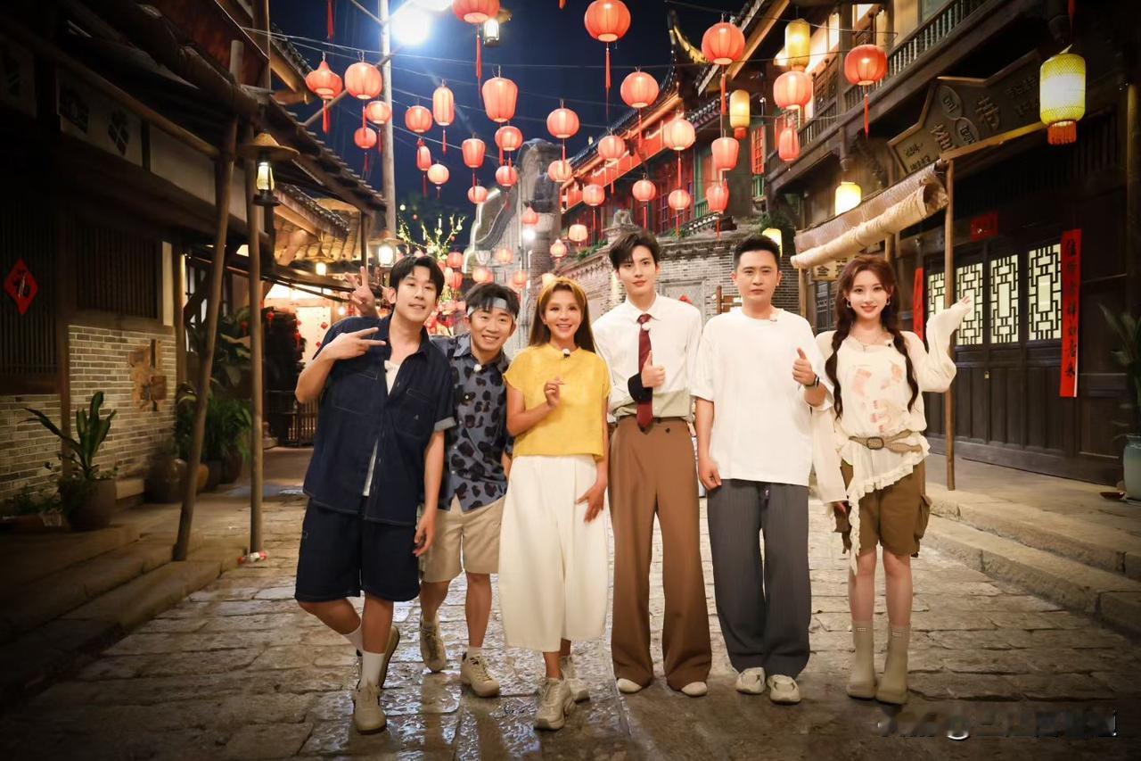 央视主持人朱迅，马凡舒，杨帆，于洋，辛晓琪，蒋敦豪在五粮液白酒文化圣地
