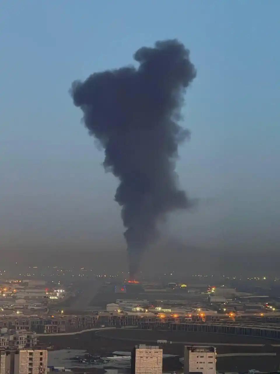 金、银全线高开，国际油价飙升。
受中东局势升级影响，市场避险情绪显著升温，周一贵