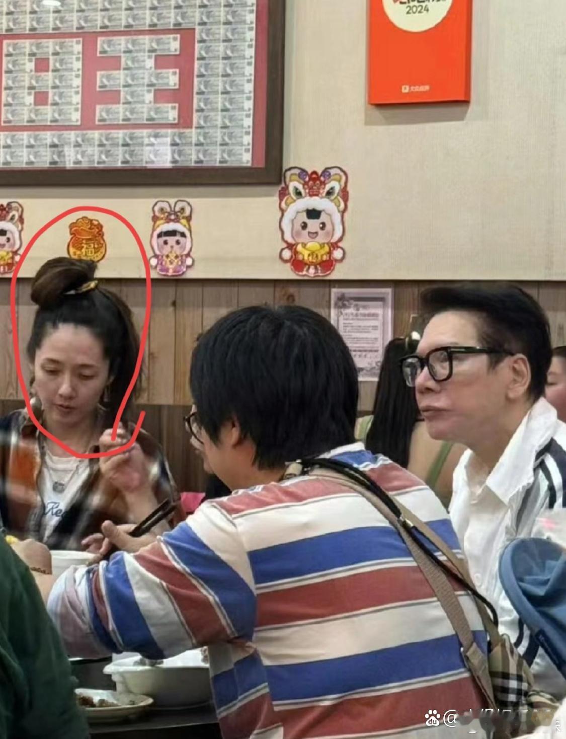 新加坡过年的郭碧婷向佐一家，纯素颜随性的很 