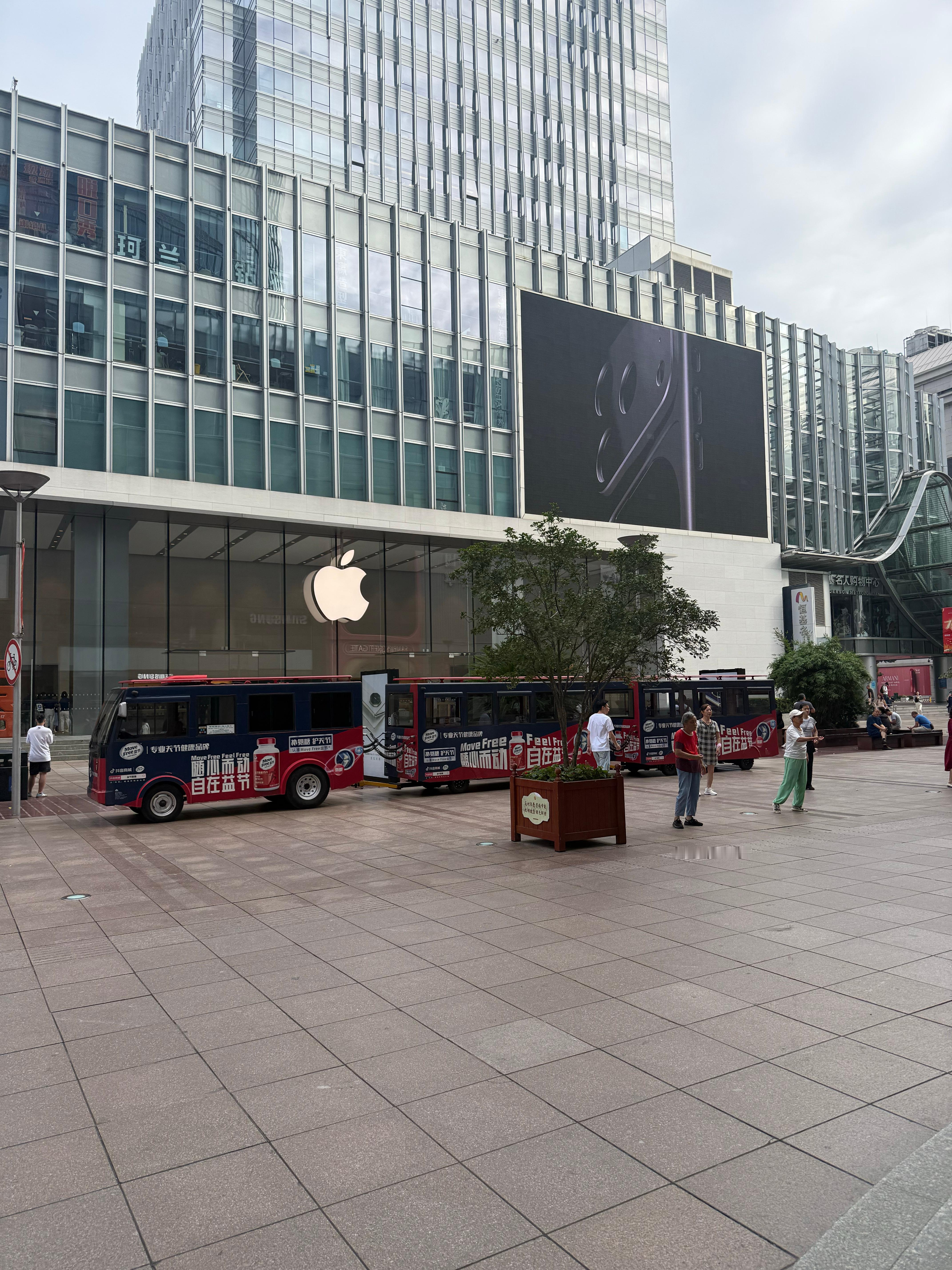 早啊，今天 iPhone17 等新品首销，一早就有果粉来排队取机[羞嗒嗒][羞嗒