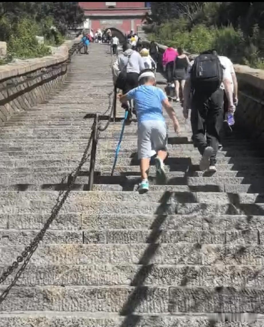我属于低能量人群

昨天，妹夫带领他七岁半的儿子去登泰山。

他们五点半开始爬山
