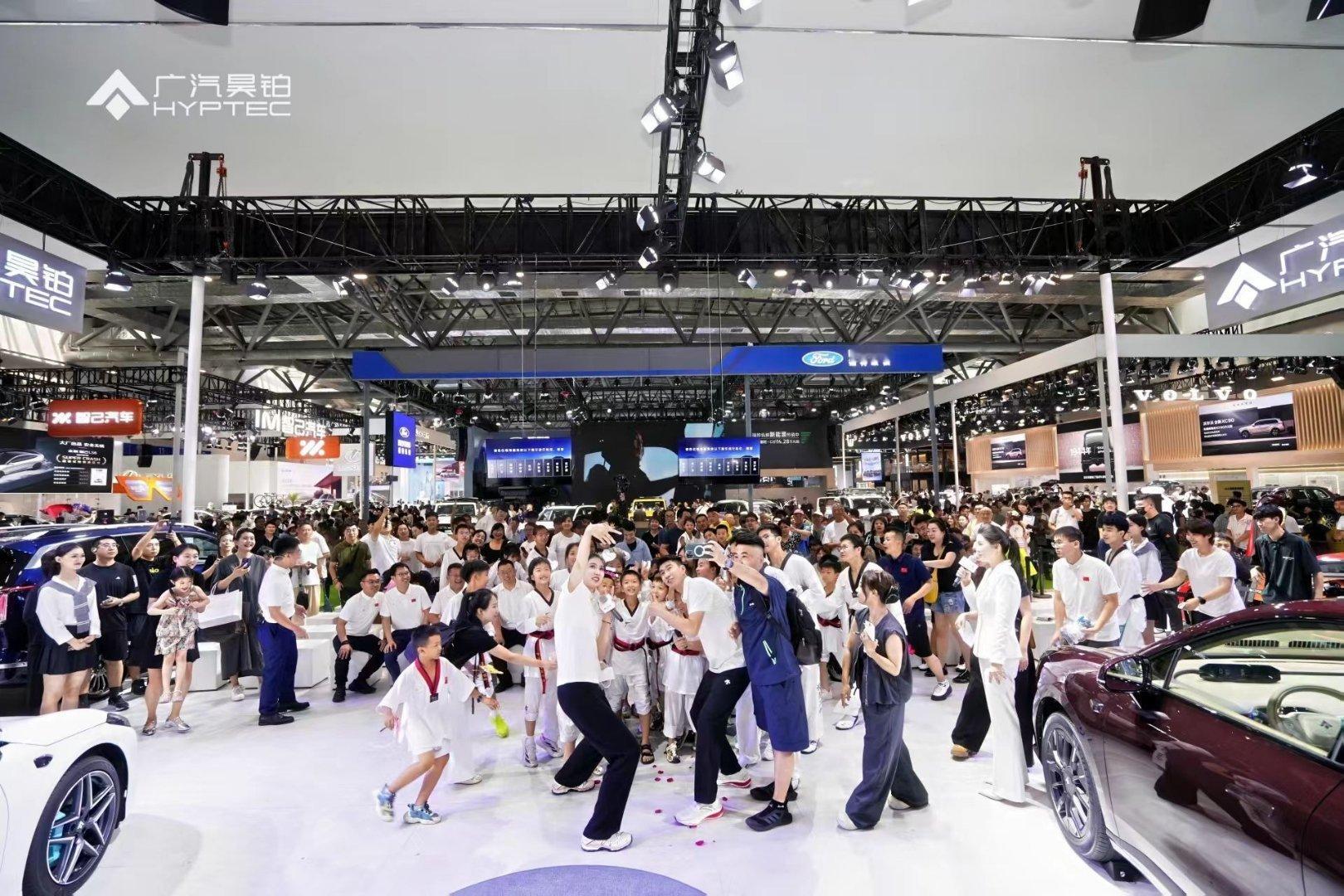 第22届长春车展盛大启幕，跆拳道奥运冠军郑姝音、赵帅为广汽昊铂站台！昊铂ht ​