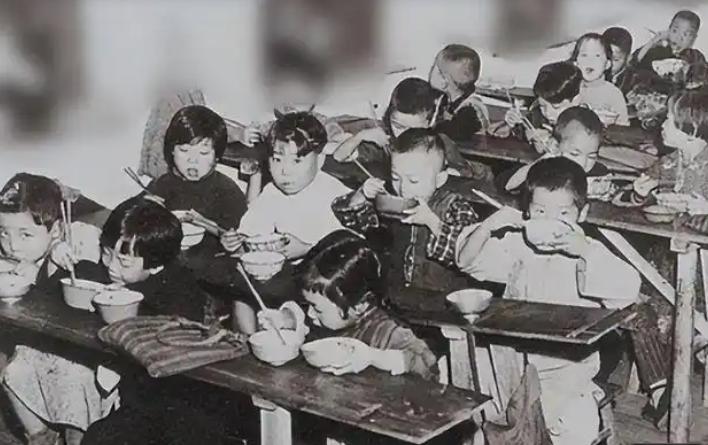 这一年，谭正伦31岁。丈夫彭咏梧十六岁时由家里包办娶她，婚后生下长子彭炳忠。这些