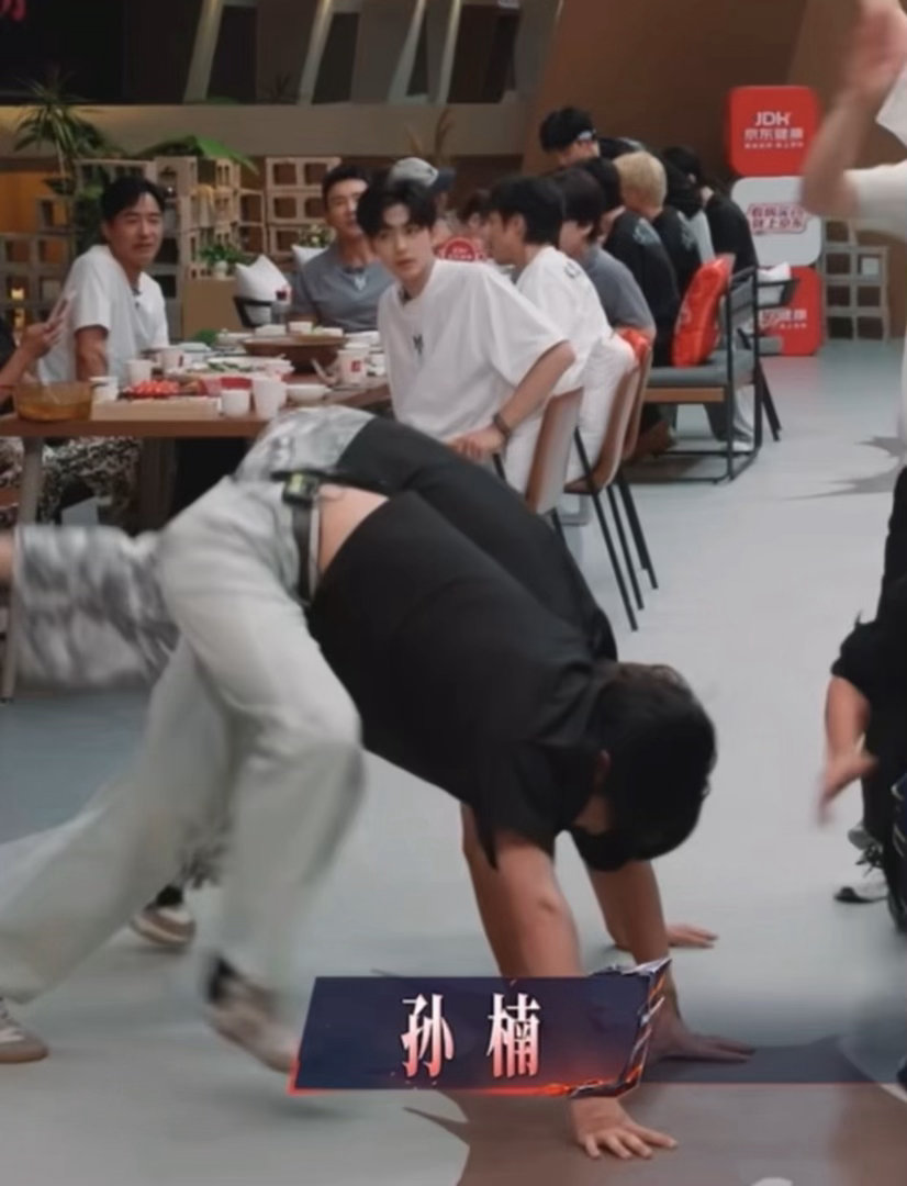 王赫野拿到手机天塌了 王赫野圆乎乎的小肚子意外出镜，被粉丝调侃腹肌，本人大方认领