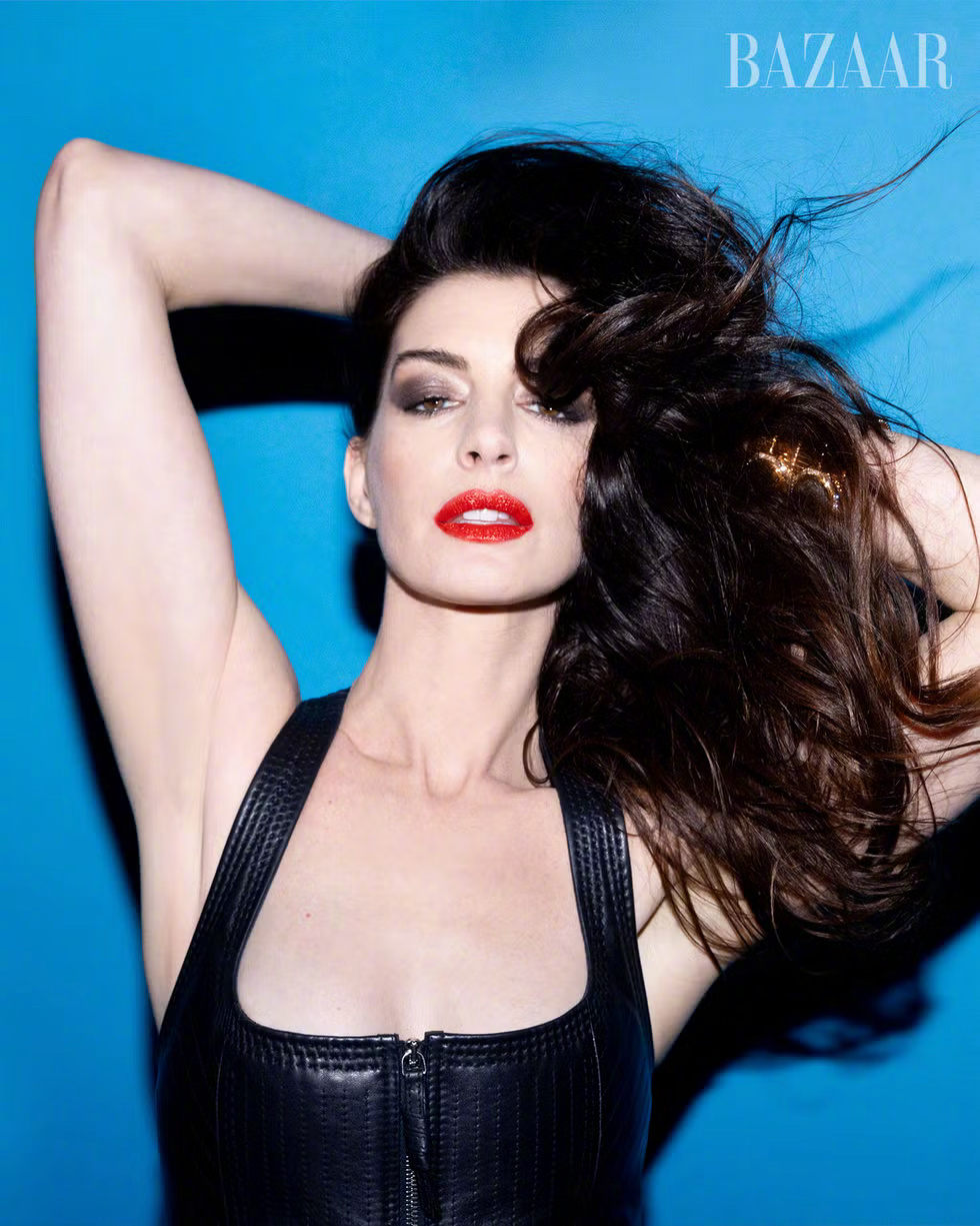 安妮·海瑟薇《时尚芭莎》最新封面写真 🖤🩵📸 ：inezandvinood