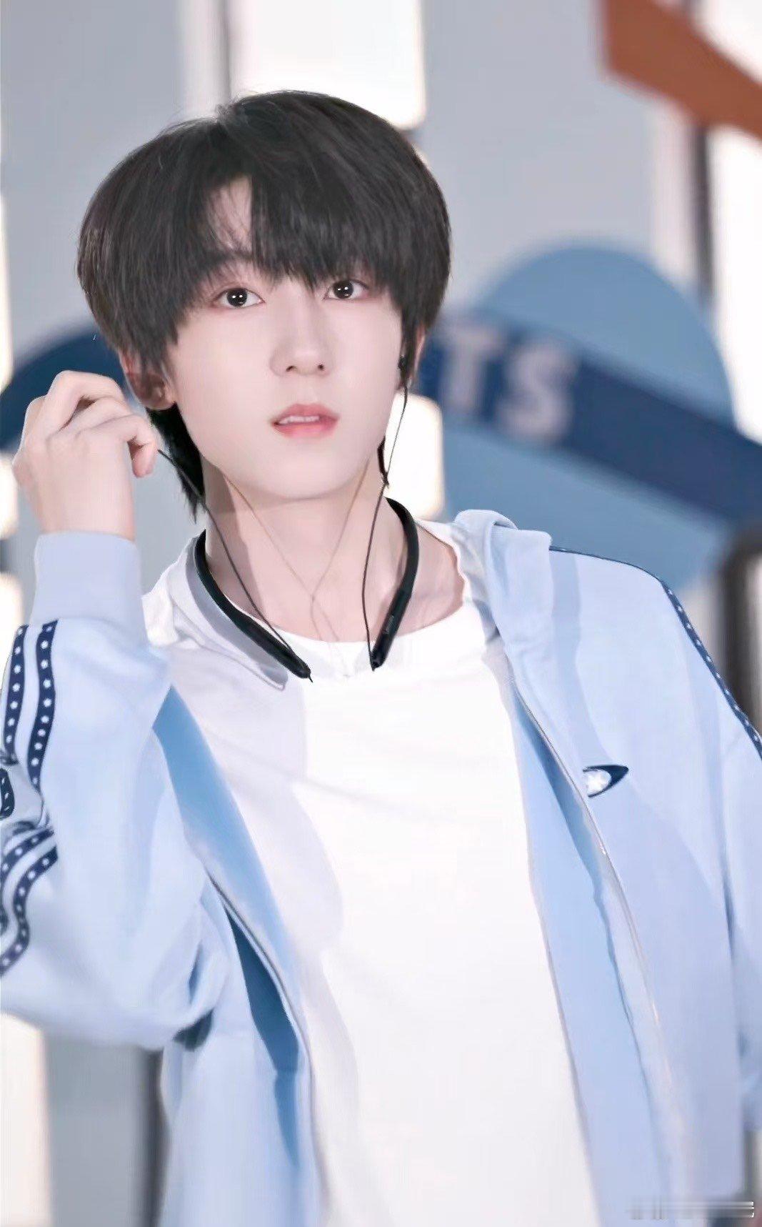 杨博文周扬我连心疼你都有时差迟来的心疼终究无法弥补当下的窘迫，倘若早些有人看见周