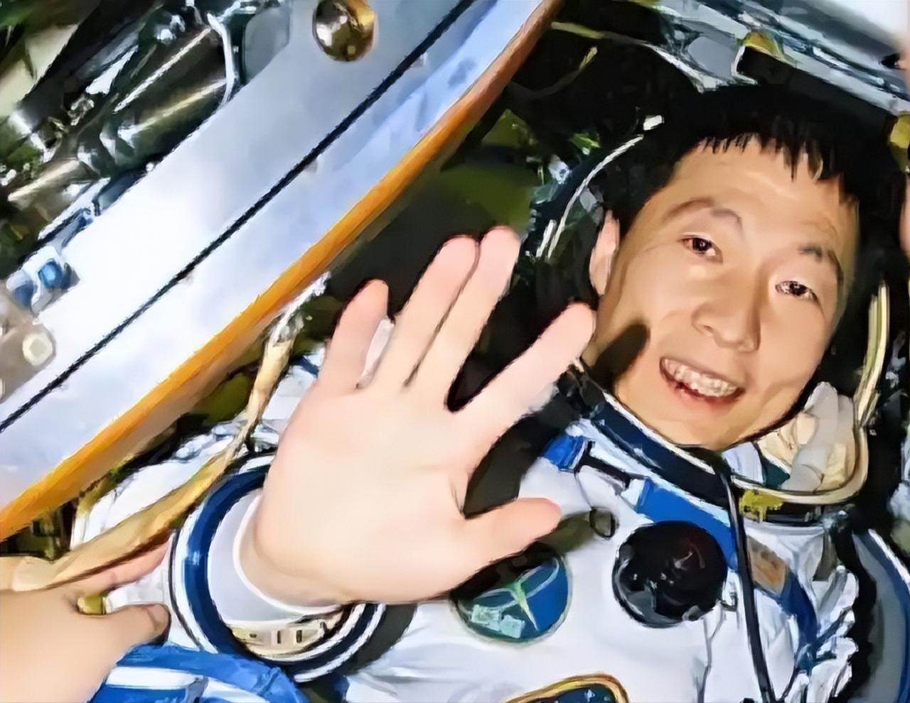 杨利伟为什么此后再也没有  重返太空？其实他能平安落地，已是死里逃生，当年飞天时