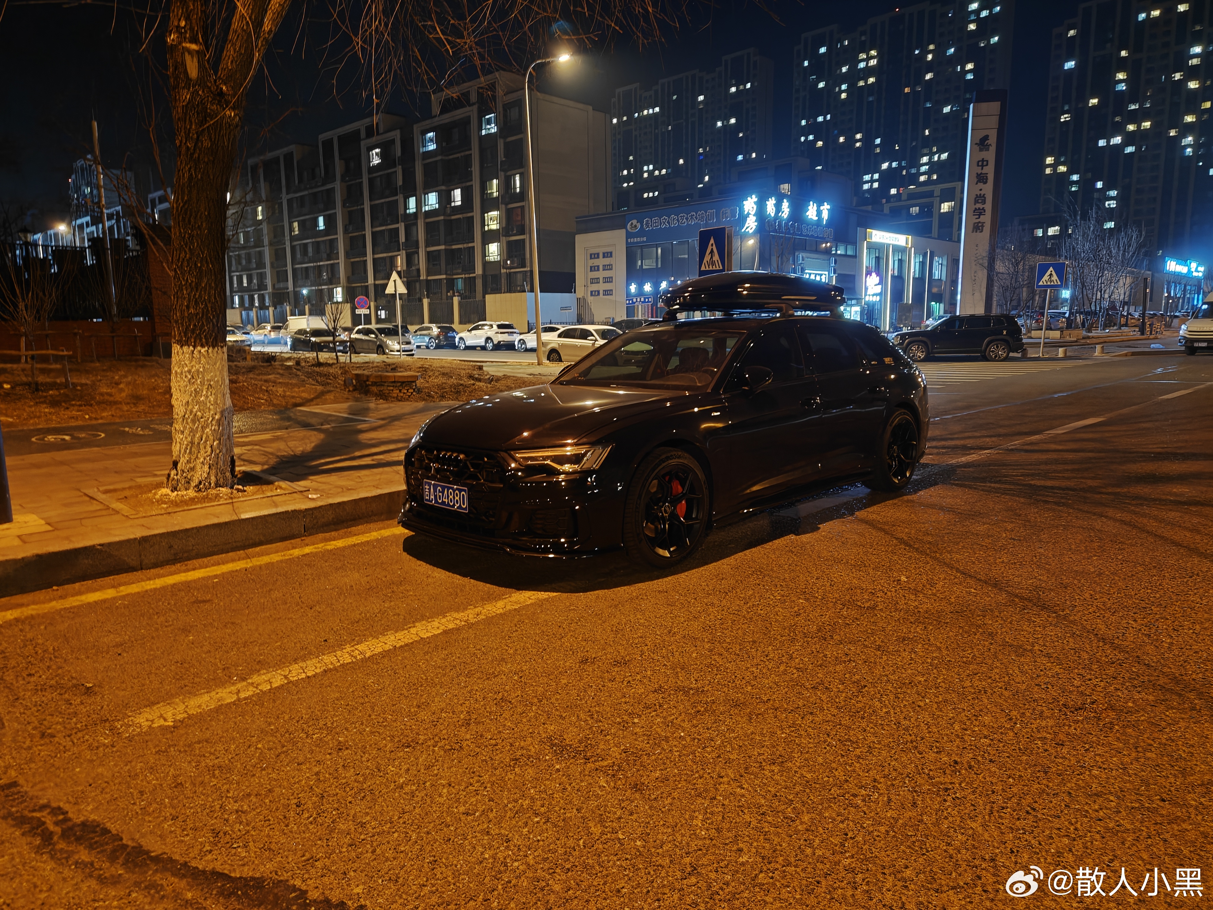 家楼下停了一台黑武士的A6旅行太有样了，朋友！新能源各种GT、猎装只有老旧燃油旅